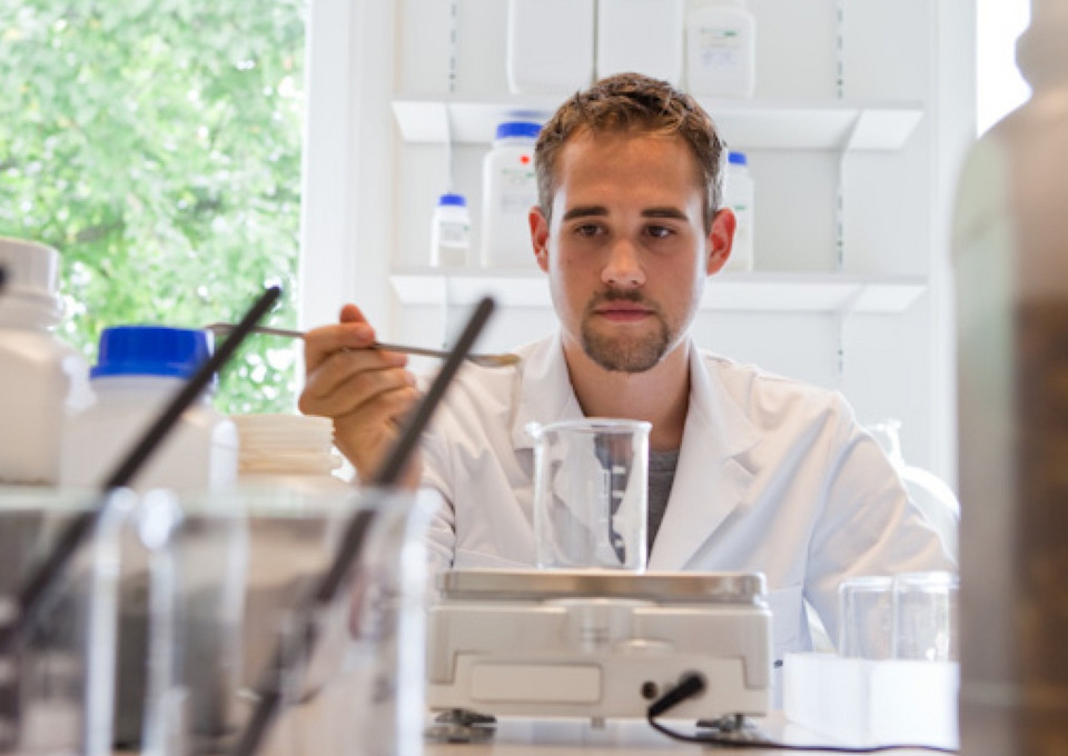 Martin Bauer Chemiker in Labor